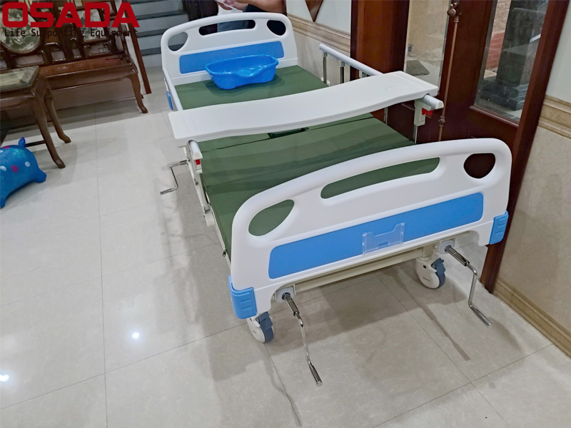 Giường Bệnh Có 3 Tay Quay Có Bô OSADA SD-33C